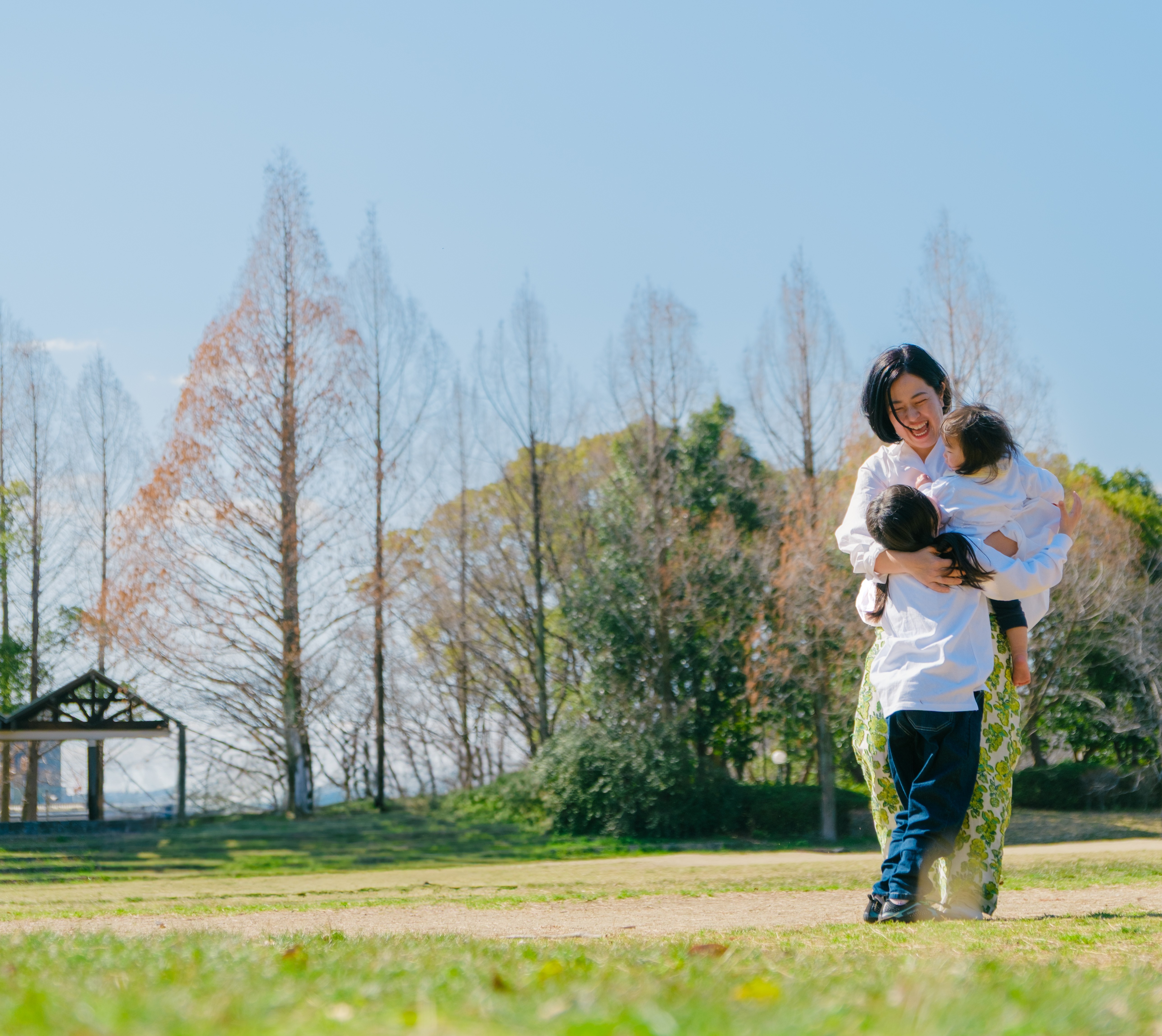 親子が自然の中で過ごしている様子